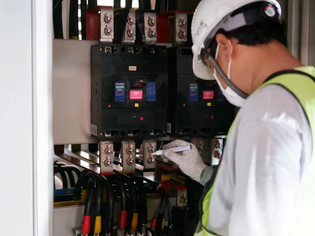 Puede un curso de electricidad en el SECAP cambiar tu carrera